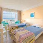 Slide Bedroom with twin beds, ideal for children, opening onto a balcony in an apartment at the L’Estran residence in Les Sables-d’Olonne