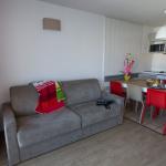 Slide Open-plan living area with lounge space and fully equipped kitchen in an apartment of the Sokoburu residence