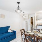 Slide Salon d'un appartement 8 personnes en mezzanine avec cuisine ouverte sur la pièce à vivre