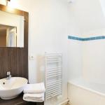 Slide Salle de bain avec baignoire et lavabo dans un logement du Domaine de la Baie à Audierne