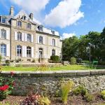 Slide Reception area of the Domaine de la Baie in Audierne, set in a château with a flower-filled parterre