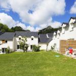 Slide Overall view of the cottages at the Domaine de la Baie in Audierne, featuring outdoor terraces and garden furniture