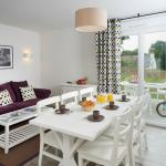 Slide Living room and dining area for six guests at the Domaine de la Baie in Audierne
