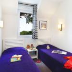 Slide Bedroom with twin beds in an accommodation at the Domaine de la Baie in Brittany