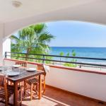 Slide Balcon ouvert avec tables et chaises et vue mer dans l'un des appartements de la résidence Sognu Di Rena à Moriani-Plage
