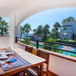 Slide Vue sur la piscine et la mer depuis le balcon  d'un des appartements de la résidence Sognu di Rena à Moriani-Plage