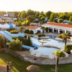 Slide Vue globale le matin de l’espace aquatique 1 500 m² du camping les places dorées