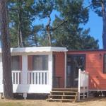 Slide Extérieur du cottage premium 6 personnes au sein du camping les places dorées*****