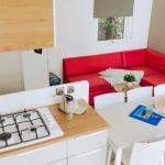 Slide Living space comprising a lounge and a fitted kitchen in the six-person cottages at Tropicana Campsite in Saint-Jean-de-Monts, Vendée