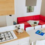 Slide Vue depuis la cuisine sur le séjour avec espace repas et coin salon d’un salon dans le cottage premium 6 personnes au sein du camping les places dorées*****