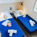 Slide Bedroom with two single beds, ideal as a children’s room, in the four-person cottages at Tropicana Campsite in Saint-Jean-de-Monts, Vendée