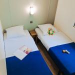 Slide Chambre pour deux enfants dans le camping les places dorées*****