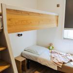 Slide Bedroom with bunk beds, ideal for children, in the six-person cottages at Tropicana Campsite in Saint-Jean-de-Monts, Vendée