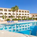 Slide Deuxième piscine extérieure non chauffée devant les logements avec chaises longues à la résidence Sognu di Mare Linguizzetta