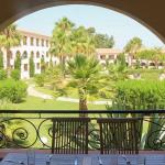 Slide Vue sur le patio fleuri intérieur de la résidence Sognu di Mare depuis l'un des balcons de la résidence à Linguizzetta