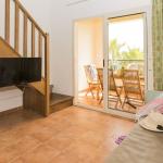 Slide Salon avec télévision ouvert sur le balcon et accès à la mezzanine dans les appartements de la résidence Sognu di Mare à Linguizzetta