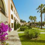 Slide Bougainvillea-covered building with lush green gardens at the Sognu di Mare residence in Linguizzetta