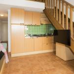 Slide Functional, fully equipped kitchen with a green Mediterranean-style backsplash in the apartments of the Sognu di Mare residence in Linguizzetta