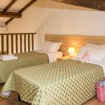 Slide Mezzanine bedroom with two single beds, perfect for a children’s room, in the apartments of the Sognu di Mare residence in Linguizzetta