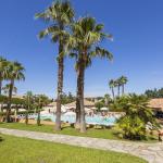 Slide Attractive aquatic area surrounded by palm trees, offering a calm and relaxing atmosphere at the Sognu di Mare residence in Linguizzetta