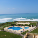 Slide Vue mer depuis la piscine extérieure de la résidence Eugénie sur la cote Basque