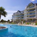 Slide Piscine extérieure des maisons de Fontenelles avec les appartement en fond