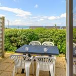 Slide Terrasses avec salon de jardin vue mer aux terrasses de Pentrez