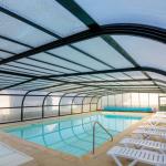 Slide Piscine couverte chauffée au sein des terrasses de Pentrez en Bretagne