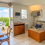 Slide Séjour avec espace salon et fenêtre ouverte sur l’océan aux terrasses de Pentrez