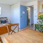 Slide Espace salle à manger avec canapé en arrière-plan aux terrasses de Pentrez en Bretagne