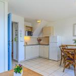 Slide Cuisine équipée ouverte sur le salon d’une maisonnette aux Terrasses de Pentrez