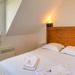 Slide Chambre avec lit double vue sur l’océan aux terrasses de Pentrez