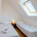 Slide Chambre avec deux lits simples et une table de chevet dans une maison des terrasses de Pentrez