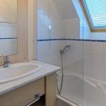 Slide Salle de bain avec baignoire et sèche-serviette à Saint-Nic