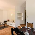 Slide Salon et espace salle à manger au sein d’une villa individuelle à Pedras del Rei