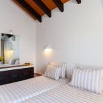 Slide Seconde chambre avec deux lits simples et la climatisation au sein d’une villa de la résidence Pedras del Rei au Portugal