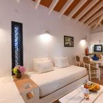 Slide Living area with dining table and open-plan fully equipped kitchen in a villa at the Pedras del Rei residence