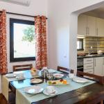 Slide Living room with dining area and open kitchen in the Pedras del Rei residence in Portugal
