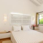 Slide Bedroom with a double bed for two people and a window overlooking the gardens of the Pedras del Rei residence