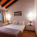 Slide Chambre avec un lit double et tables de chevet dans une villa de Pedras da Rainha