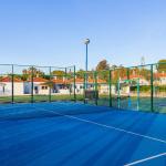 Slide Terrain de tennis avec sol bleu au sein de la résidence Pedras da Rainha au Portugal