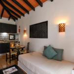 Slide Open-plan area with kitchen, dining space, and living room in a villa at Pedras da Rainha, Portugal