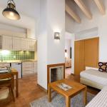 Slide Living room with sofa area, fully equipped kitchen, and dining table in accommodation in Portugal