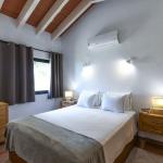 Slide Bedroom with a double bed, bedside table, and chest of drawers in a villa at Pedras da Rainha