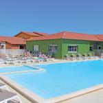 Slide Piscine extérieure chauffée avec transats au sein de la résidence La Grenadine à Marseillan-plage