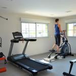 Slide Salle de sport avec machines de musculation et cardio à Marseillan-Plage