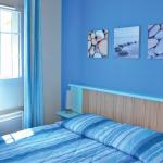 Slide Bedroom with a double bed and two bedside tables in a holiday cottage at La Grenadine residence in Marseillan-Plage