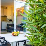 Slide Terrasse extérieure avec salon de jardin depuis un studio de la résidence Antinea à Argeles sur mer