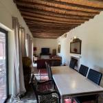 Slide Salon climatisé pour 6 personnes ouvert sur la terrasse de la villa avec vue directe sur le jardin à la Villa Dar Wellness