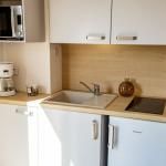 Slide Open-plan, fully equipped kitchen in a studio at Résidence Antinéa